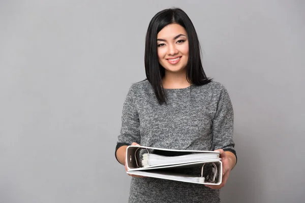 Азиатская девушка с документами в папках — стоковое фото