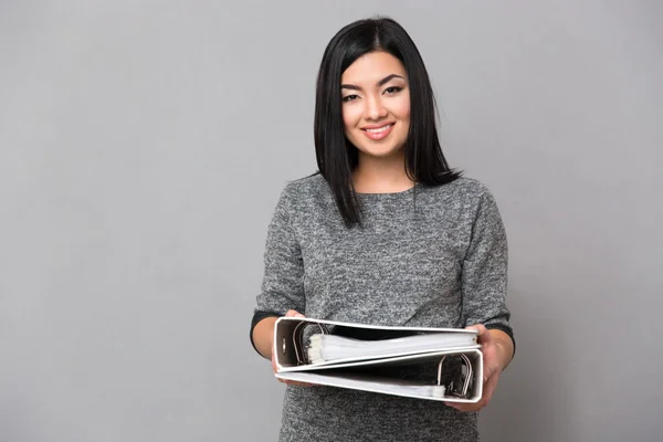 Menina asiática segurando documentos em pastas — Fotografia de Stock