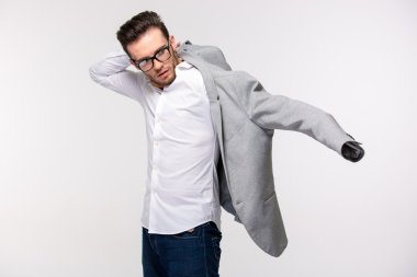 Genç işadamı soyunma ceket