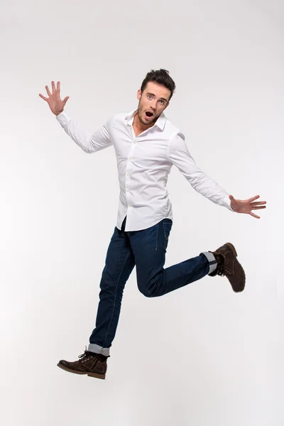 Porträtt av en rolig casual man hoppa — Stockfoto