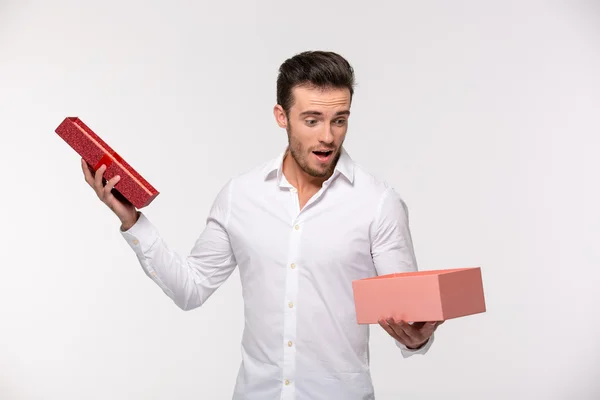 Porträt eines Geschäftsmannes beim Öffnen einer Geschenkbox — Stockfoto