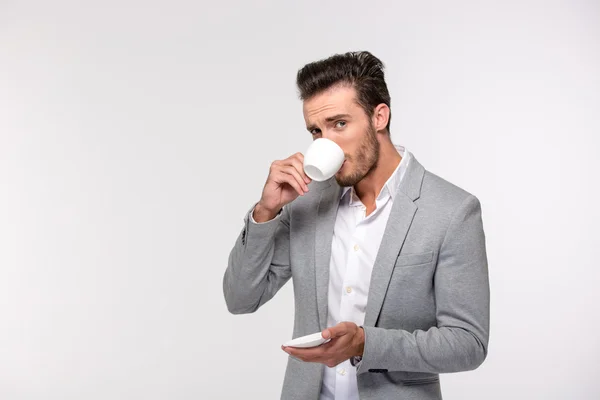 Porträt eines Geschäftsmannes, der Kaffee trinkt — Stockfoto