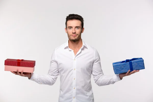 Homem feliz segurando duas caixas de presente — Fotografia de Stock