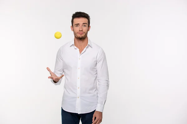 Bonito homem jogando bola de tênis — Fotografia de Stock