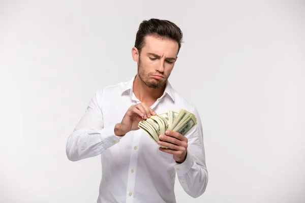Junger Mann beim Geldzählen — Stockfoto