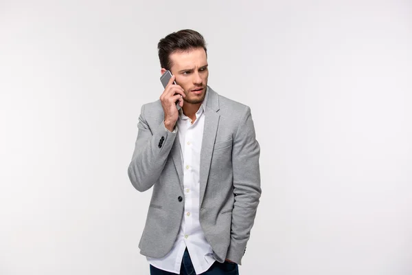 Casual zakenman praten over de telefoon — Stockfoto