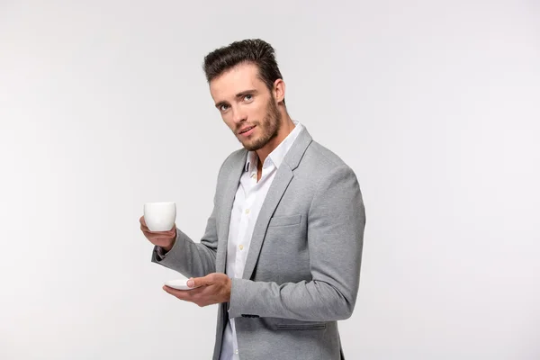 Όμορφος επιχειρηματίας κρατώντας το Κύπελλο με τον καφέ — Φωτογραφία Αρχείου