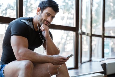 Gülümseyen sporcu müzik