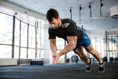 Sporcu Puch-up claping ile yapıyor