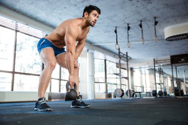 Güzel athlet kaldırma su ısıtıcısı topu