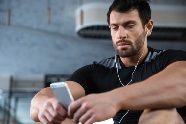 Cep telefonu kullanarak ve müzik sporcu