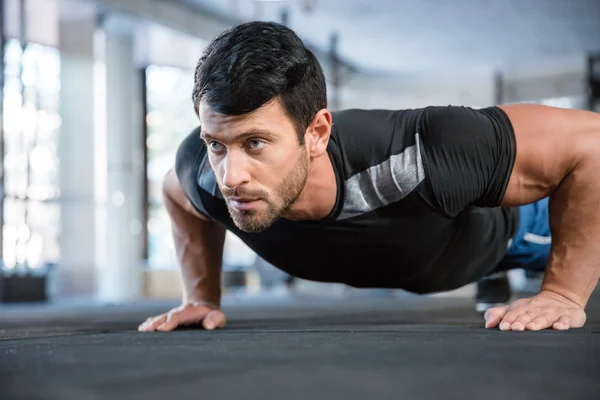 Man doet push-ups in de sportschool — Stockfoto
