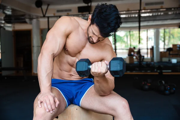 Bonito homem treino com halteres — Fotografia de Stock