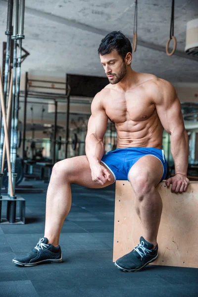 Muskelprotz ruht sich im Fitnessstudio aus — Stockfoto