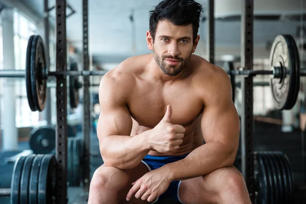 Male bodybuilder showing thumb up — Stock Photo, Image