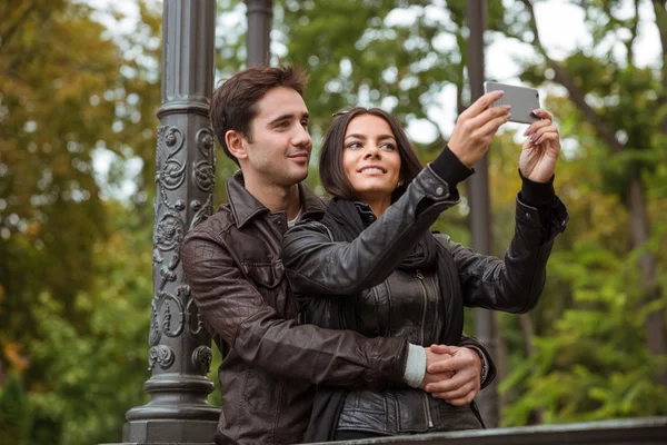 Casal bonito fazendo foto selfie — Fotografia de Stock