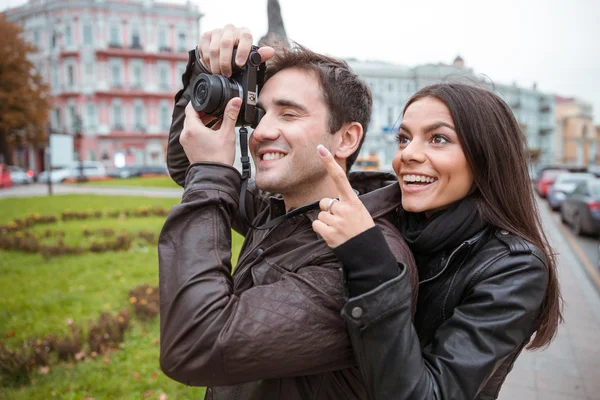 Casal viajando e fazendo foto na câmera — Fotografia de Stock