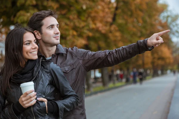 Couple walking in autumn park — Stock Photo, Image