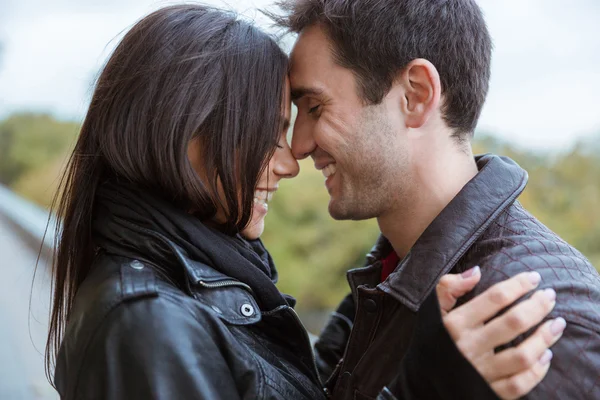 Pareja teniendo cita al aire libre — Foto de Stock