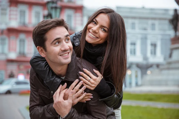 Retrato de una pareja romántica feliz — Foto de Stock