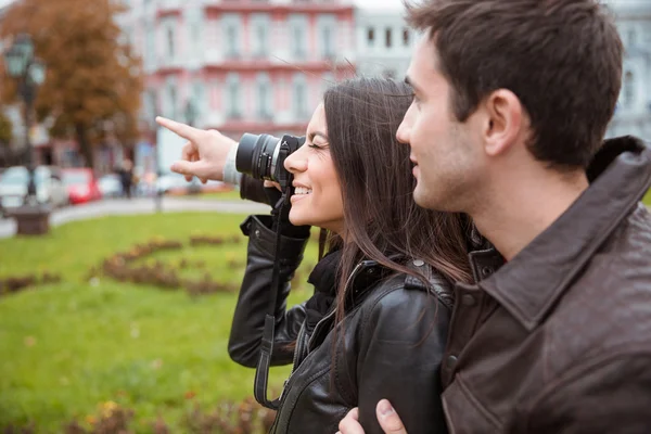 Casal fazendo foto na câmera ao ar livre — Fotografia de Stock