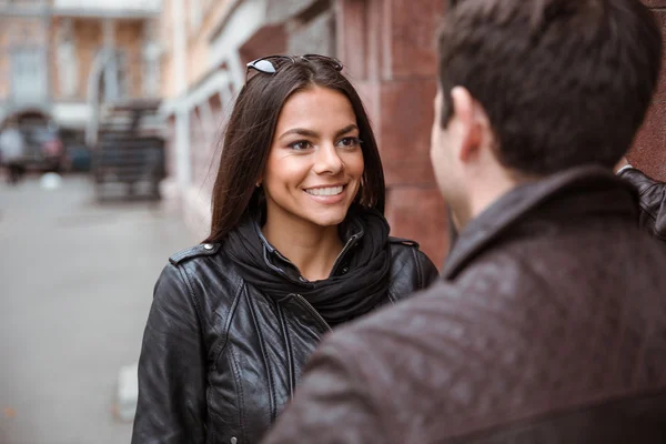 Vrouw flirten met haar vriend buitenshuis — Stockfoto
