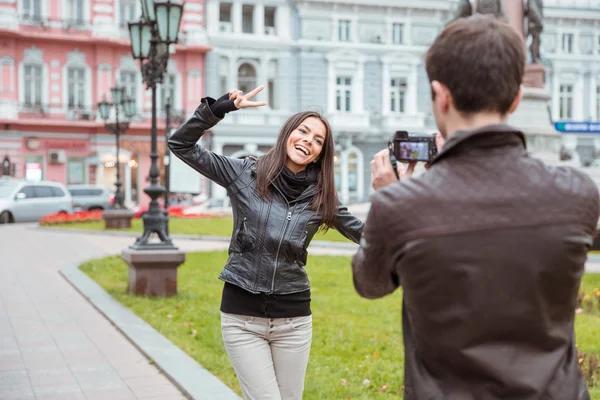 Hombre haciendo foto de la mujer riendo al aire libre — Foto de Stock