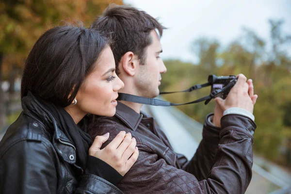 Paar auf Reisen und macht Foto vor der Kamera — Stockfoto