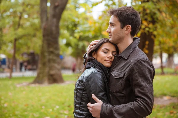 Couple hugging outdoors in park — Stock Photo, Image
