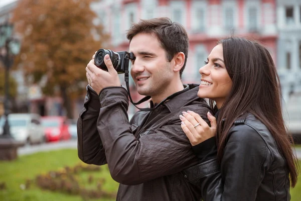 Pareja viajando y haciendo fotos en la cámara — Foto de Stock