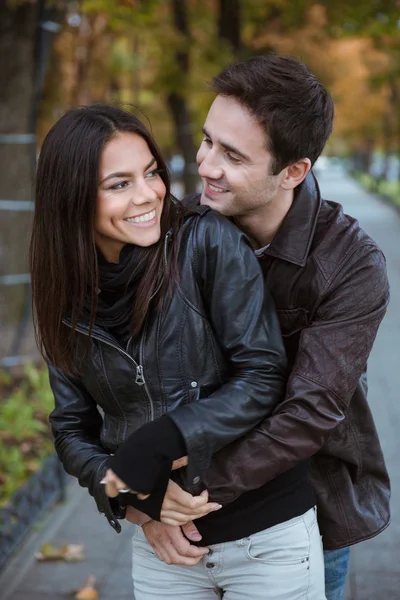 Pareja teniendo cita al aire libre — Foto de Stock