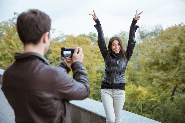 Hombre haciendo foto de la mujer divertida — Foto de Stock