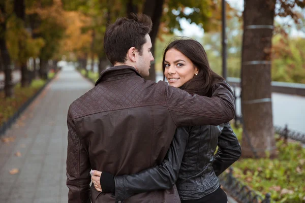 Casal andando ao ar livre — Fotografia de Stock