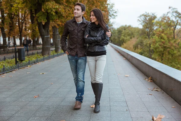 Sonbahar parkında yürüyen çift — Stok fotoğraf