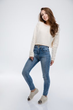 Mutlu bir casual kadın portresi tam uzunlukta