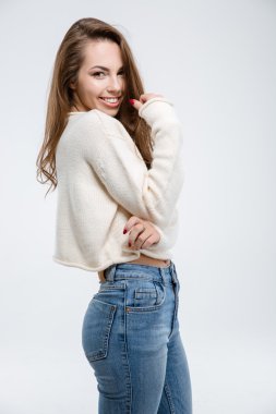 Kameraya bakarak gülümseyen casual kadın