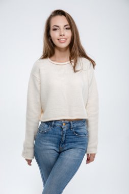 Gülümseyen kadın kameraya bakıyor.