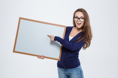 Boş tahta üzerinde neşeli kadın işaret parmağı