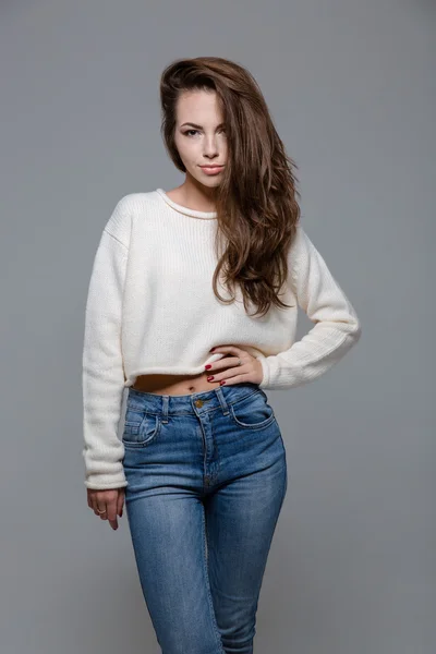 Retrato de una hermosa mujer posando — Foto de Stock