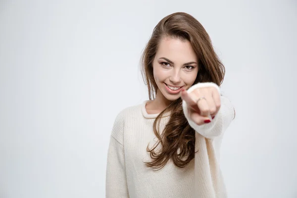 Mulher feliz apontando o dedo para a câmera — Fotografia de Stock