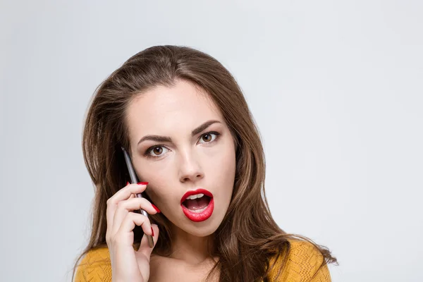 Mulher com a boca aberta falando ao telefone — Fotografia de Stock