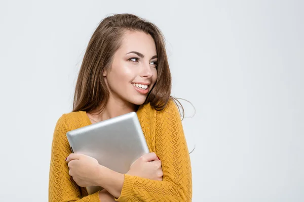 Усміхнена красива жінка тримає планшетний комп'ютер — стокове фото