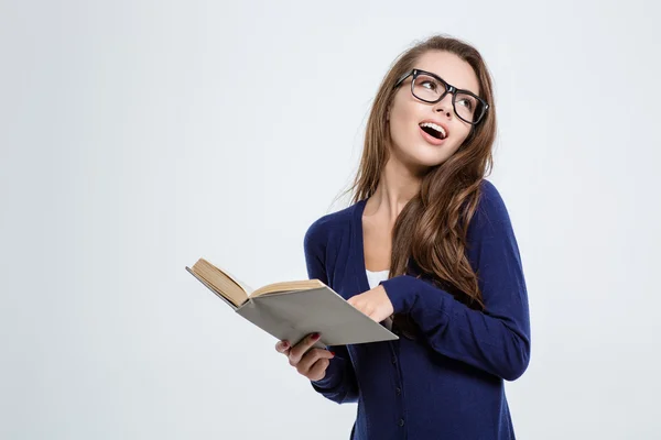 Bella studentessa in possesso di libro e guardando altrove — Foto Stock