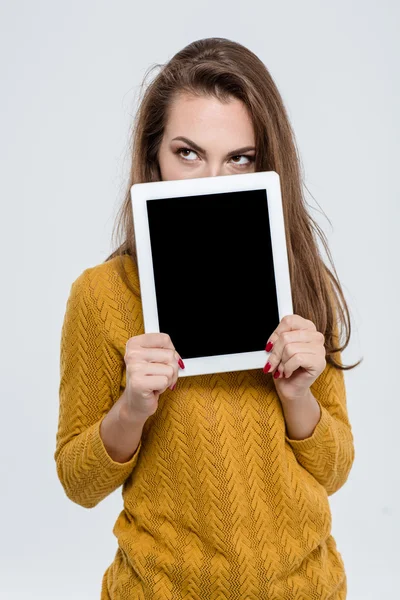 Жінка показує екран планшетного комп'ютера — стокове фото