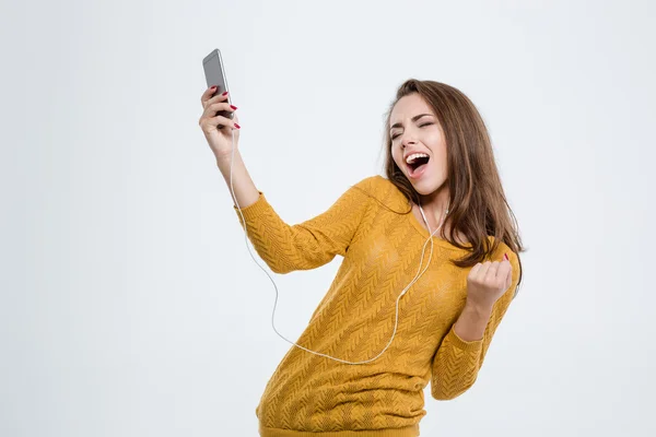 Mujer escuchando música en auriculares y bailando —  Fotos de Stock