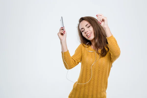 Ładna kobieta słuchania muzyki w słuchawkach — Zdjęcie stockowe