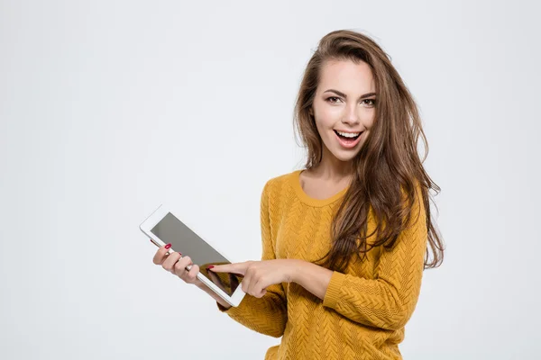 Mulher rindo usando tablet computador — Fotografia de Stock