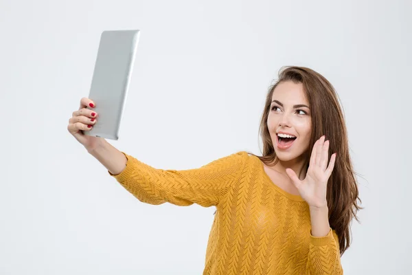 Mujer alegre haciendo videollamada en tableta — Foto de Stock