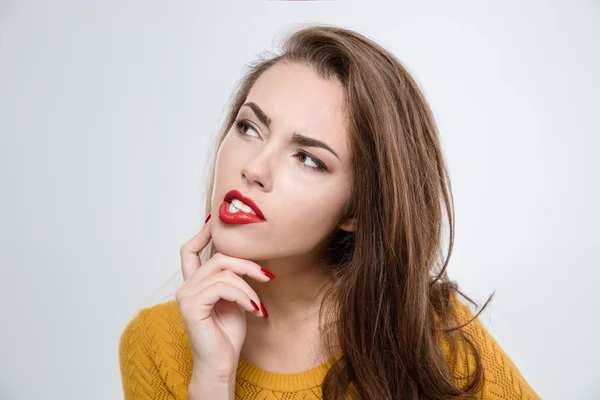 Mujer pensativa mirando hacia otro lado —  Fotos de Stock