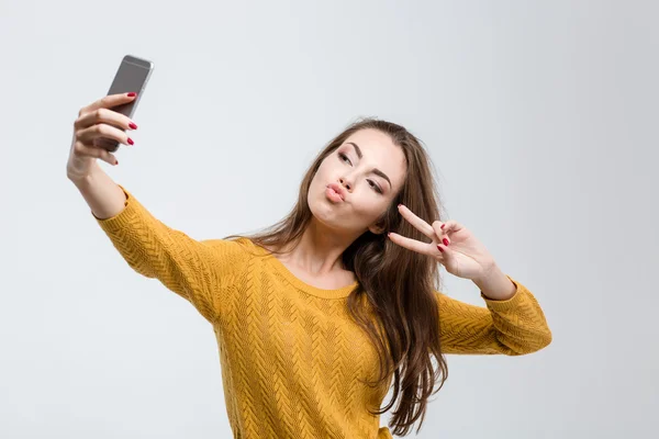 Attraktive Frau macht Selfie-Foto — Stockfoto
